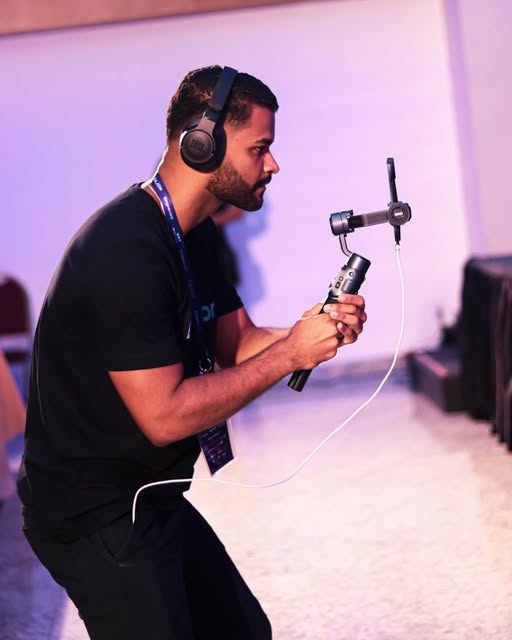 Iuri Nunes operando uma câmera nos bastidores de uma produção